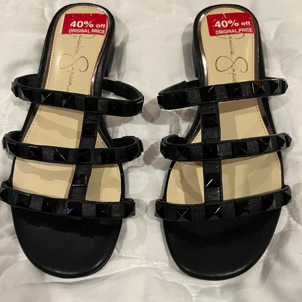 Jessica Simpson studded flat sandal Size 6 NWT